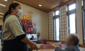 職員と入居者が室内でレクリエーション活動を行っている様子